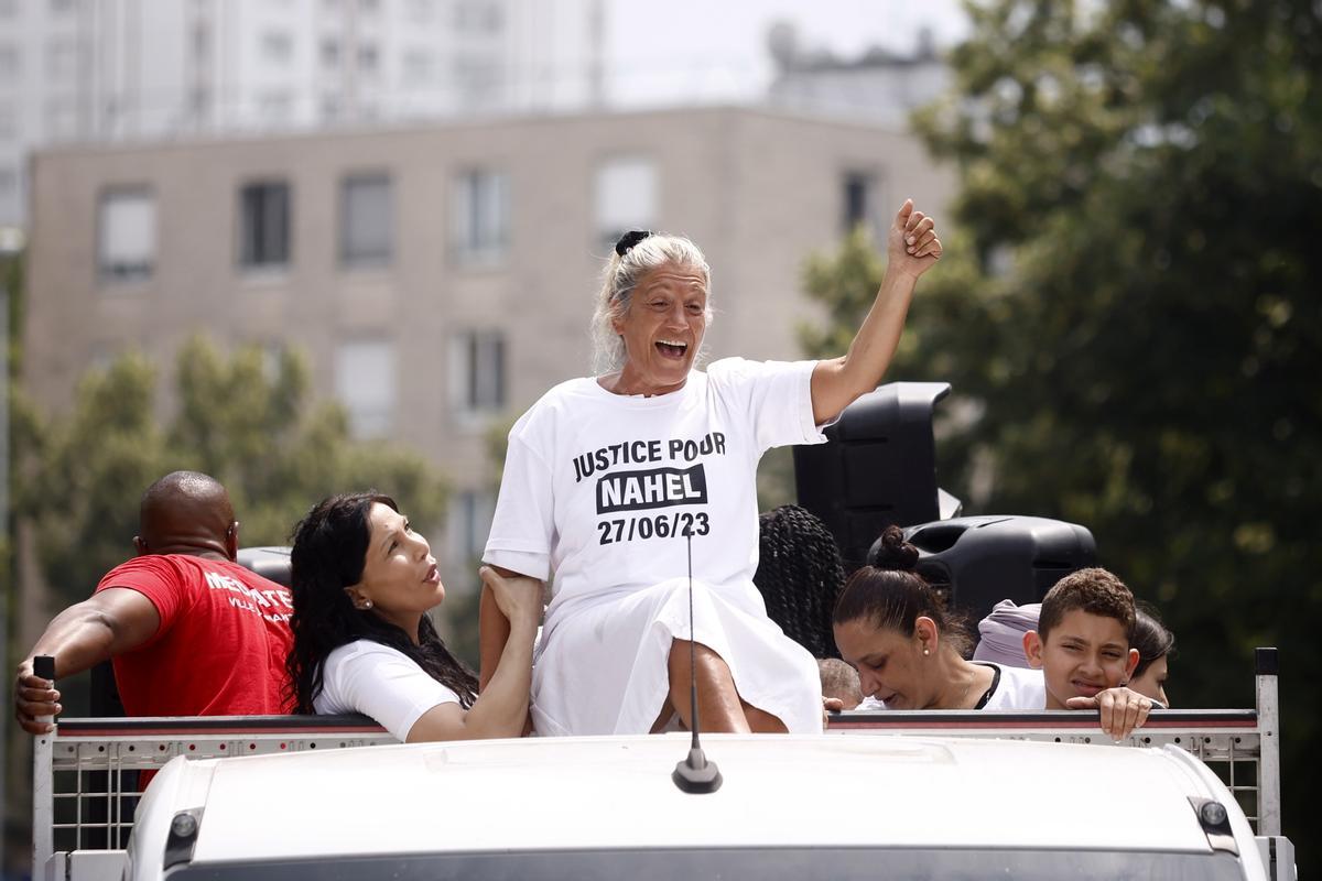 Mounia, la madre de Nahel encabeza una marcha blanca en Nanterre. La familia del joven fallecido ha convocado una marcha blanca en su memoria.