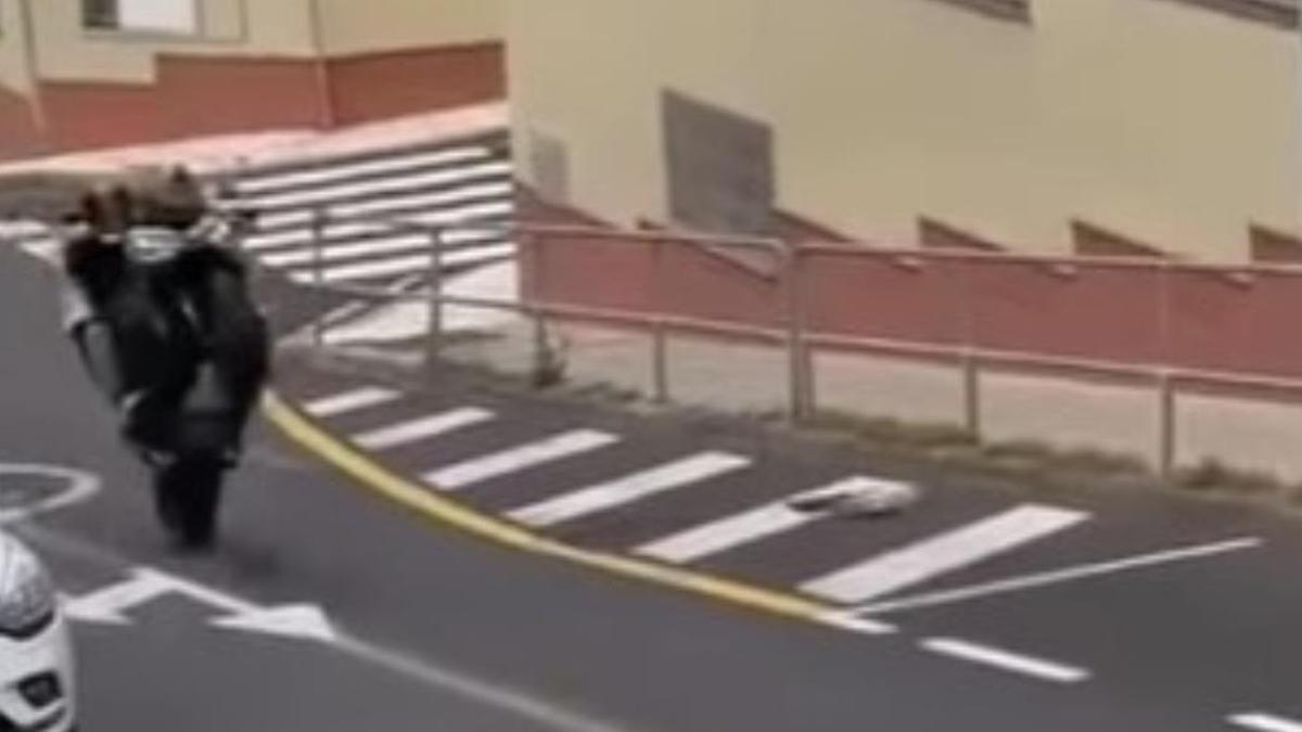 Caballito de una motocicleta en el barrio de Santa Clara, en Santa Cruz de Tenerife