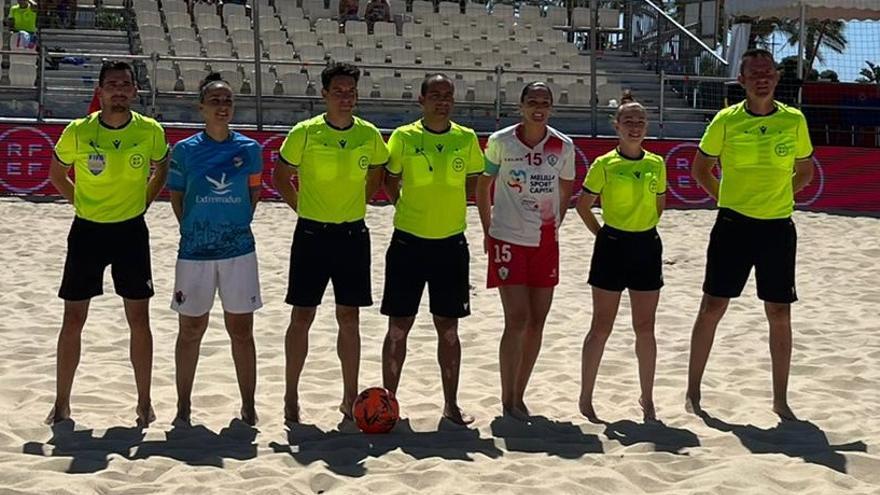 Las capitanas y el equipo arbitral del partido Playa Cáceres-Mazarrón.