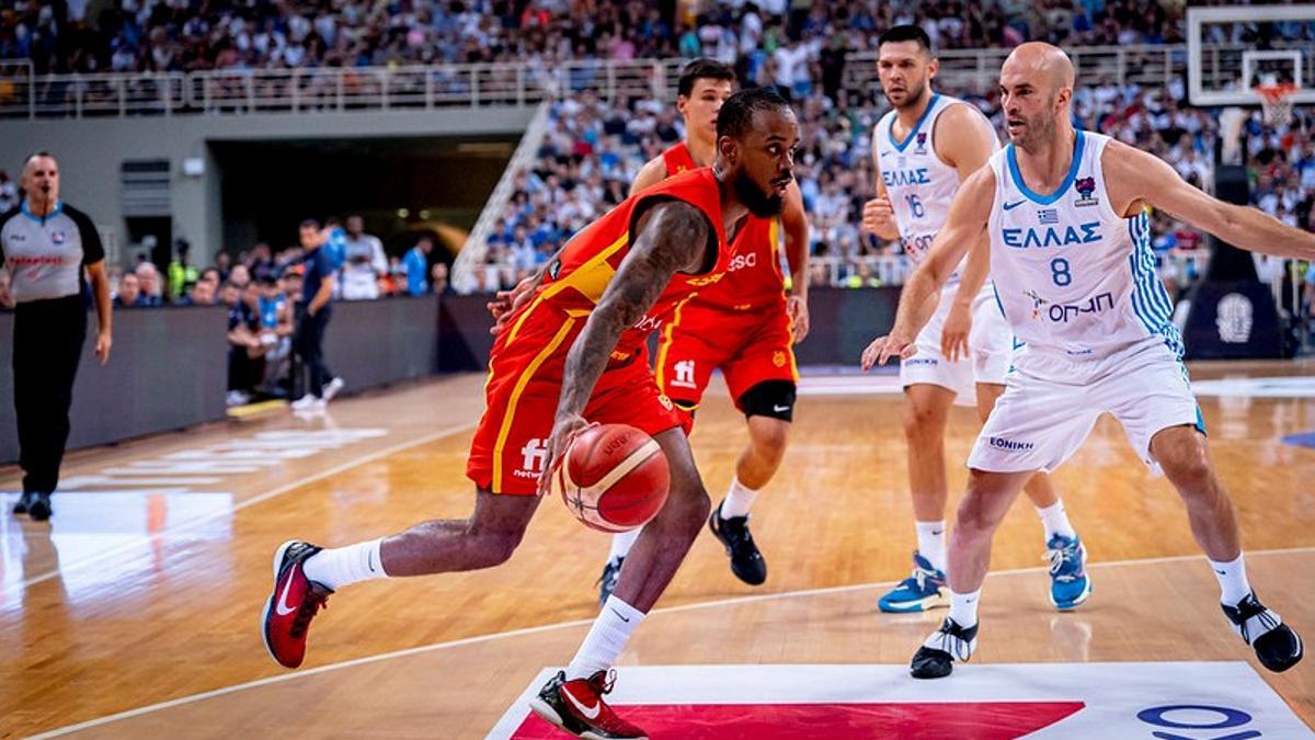 Nick Calathes defiende a Lorenzo Brown en el partido amistoso en el OAKA