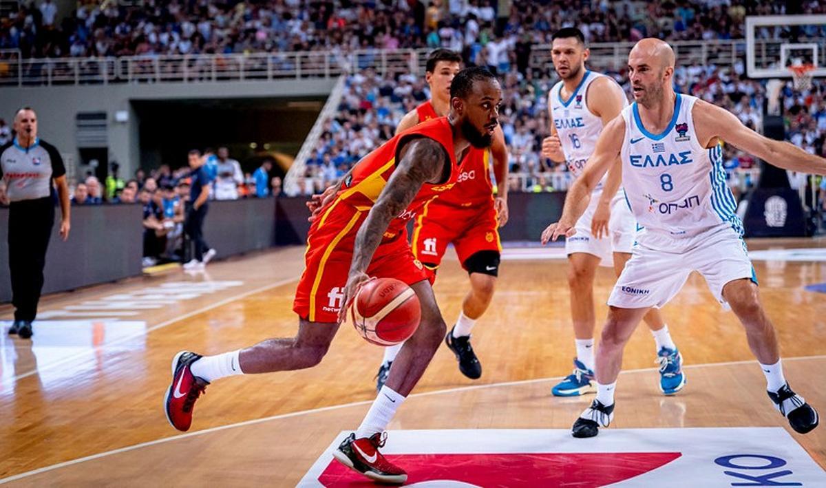 Nick Calathes defiende a Lorenzo Brown en el partido amistoso en el OAKA