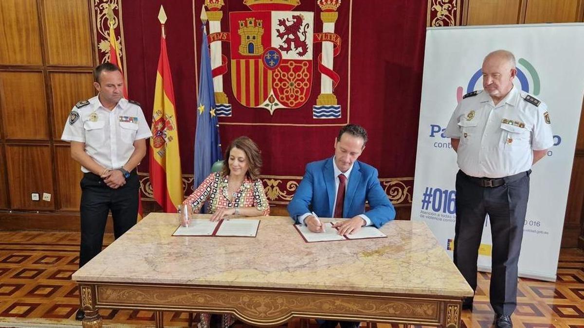 La alcaldesa de Teruel, Emma Buj, y el subdelegado del Gobierno, Enrique Gómez, firman el protocolo de adhesión al Sistema VioGén.