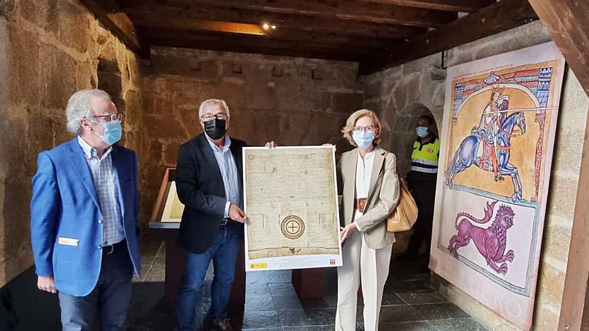 La directora general de Bellas Artes, Dolores Jiménez, entrega al alcalde de Puebla un facsímil del fuero. | Araceli Saavedra