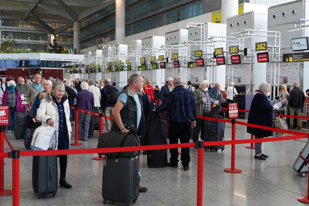 Mucha gente aprovecha para volver a sus países ante el avance del coronavirius.