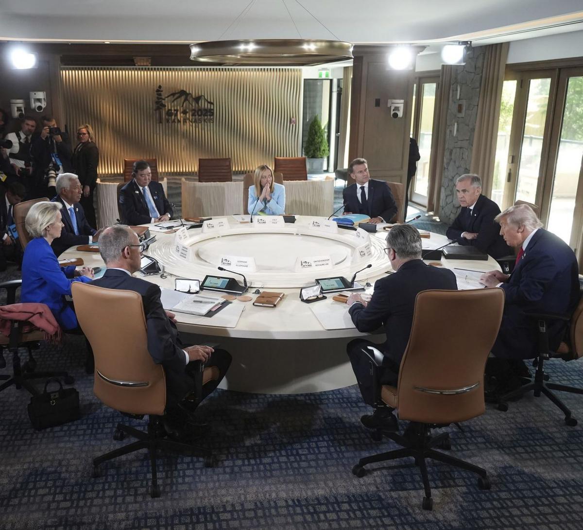 Europa intenta "petits passos" d’acostament a Trump en el G7 Europa intenta "petits passos" d’acostament a Trump en el G7