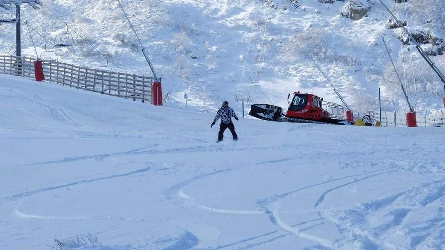 Un esquiador, la pasada semana, en las pistas de Pajares, que aún estaban cerradas.