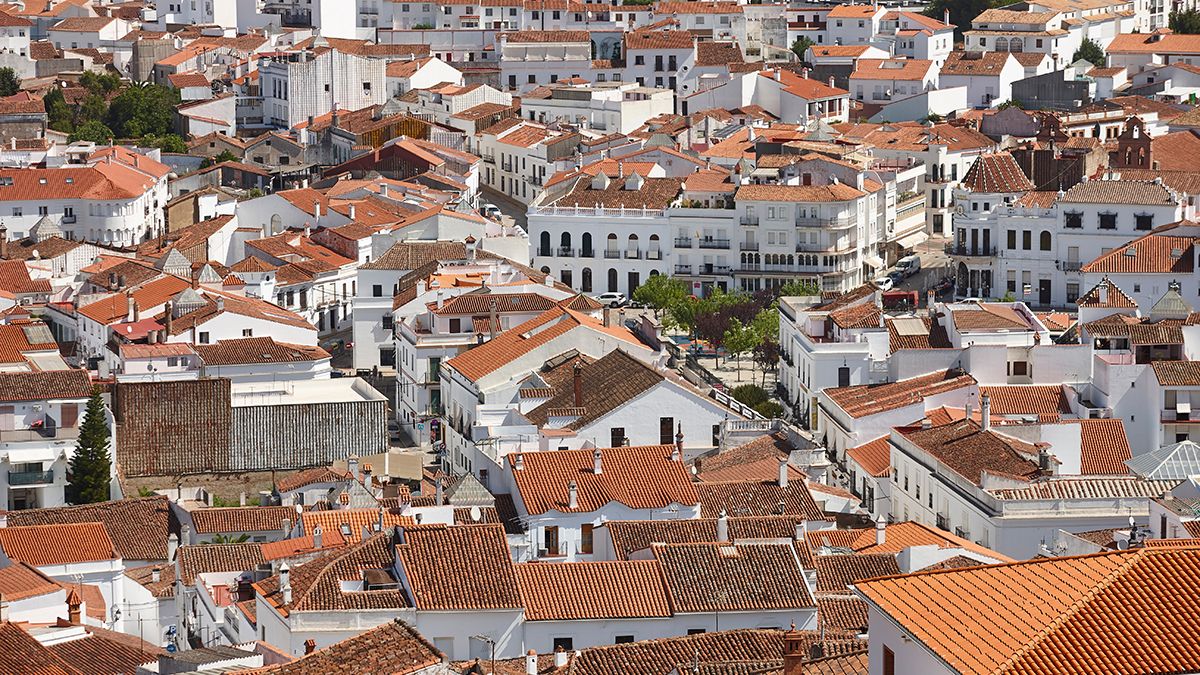 Vista aérea del centro histórico de Fregenal de la Sierra, con sus calles blancas y tejados rojizos