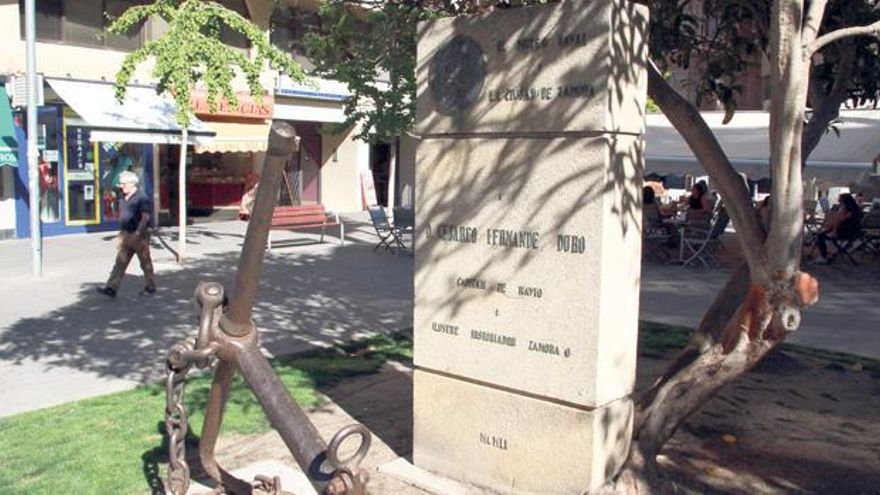 Monumento a Cesáreo Fernández Duro en la plaza que lleva su nombre.