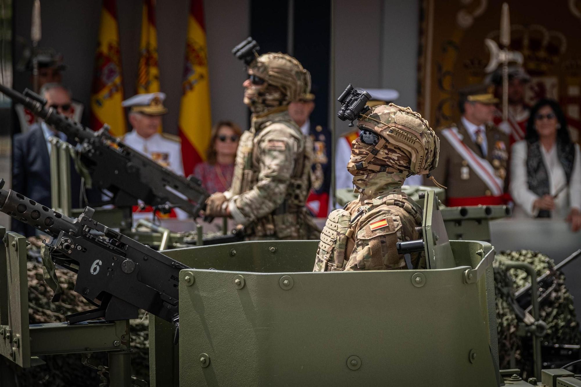 Las mejores imágenes del desfile militar de las Fuerzas Armadas en Tenerife con la presencia de Sus Majestades los Reyes