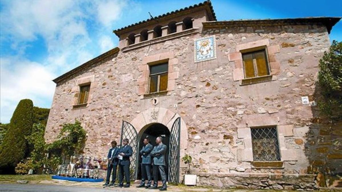 Despedida 8 Guillermo Amor, Jordi Mestre, Josep Maria Bartomeu y Carles Folguera, en las puertas de La Masia, ayer.