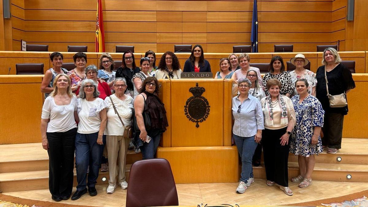 Mujeres rurales de Afammer Zamora durante su visita a la Cámara Alta con la senadora Natalia Ucero.