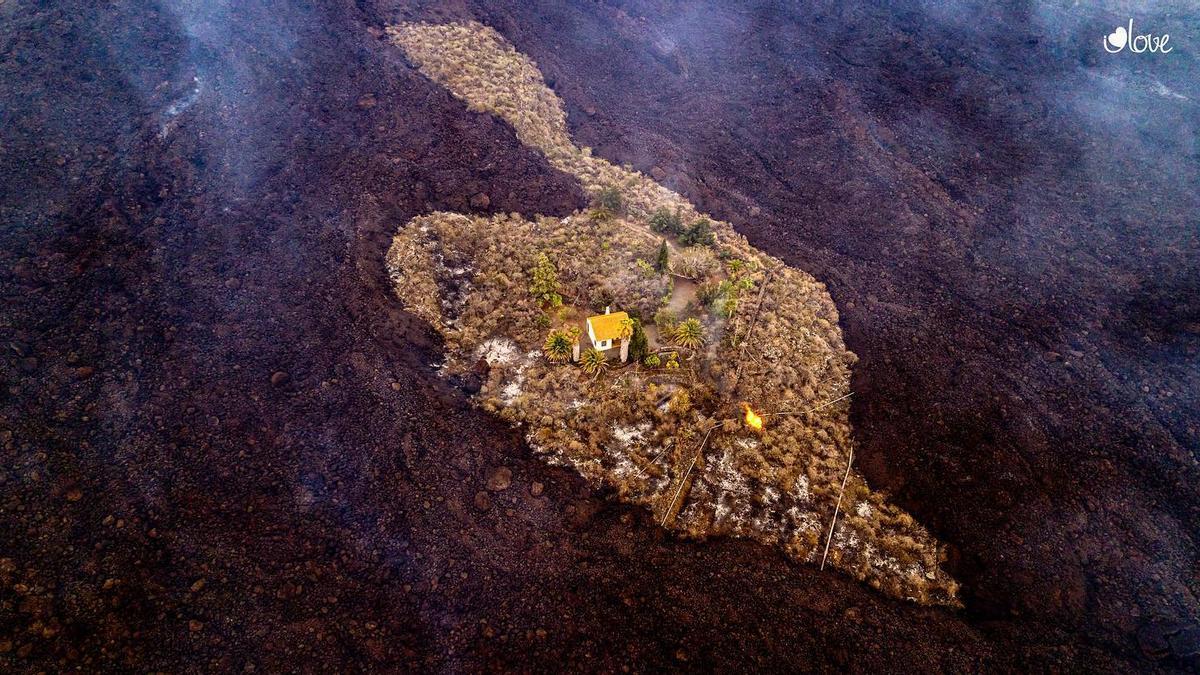 La foto en la que aparece la casa de los Cocq rodeada por las coladas de lava del volcán de Cabeza de Vaca.