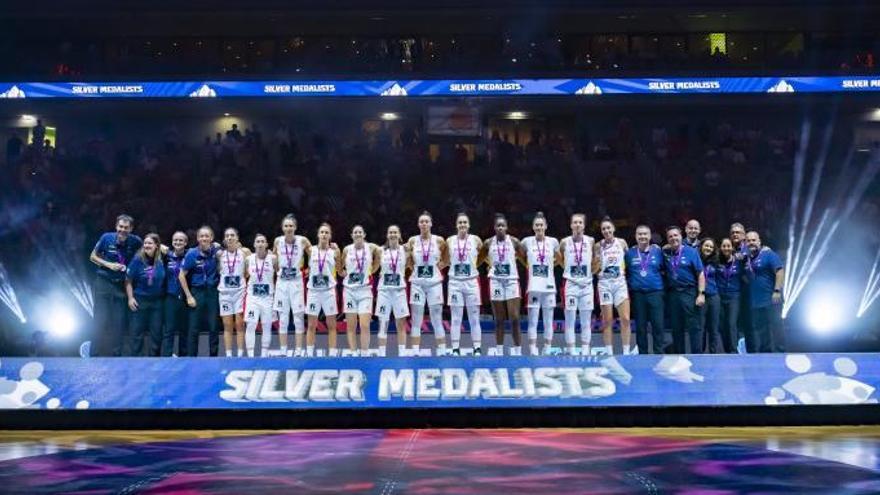 Las jugadoras y el cuerpo técnico de la selección, en el podio del Eurobasket. // FEB