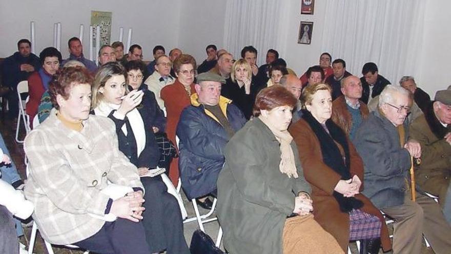 Vecinos de Villardondiego durante una asamblea celebrada en la localidad.