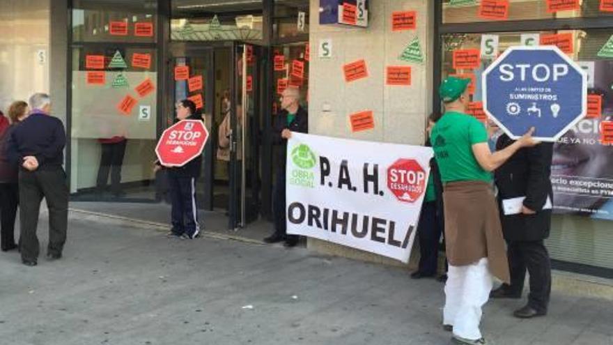 La PAH fuerza tres cierres de oficinas bancarias para pedir alquileres sociales