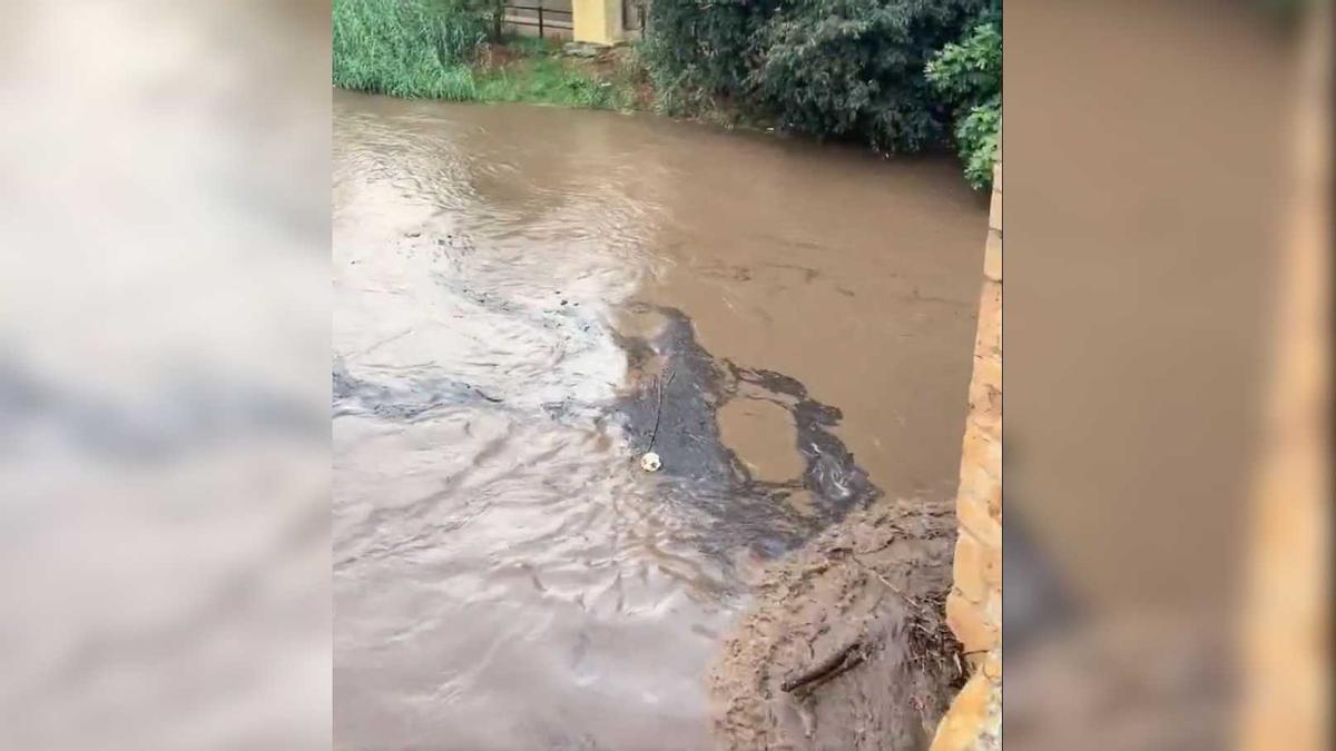 El Daró tacado de negro después del episodio de lluvias.