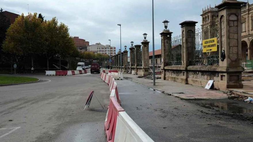 Obras en el exterior de la estación, que han cortado un carril de la rotonda.