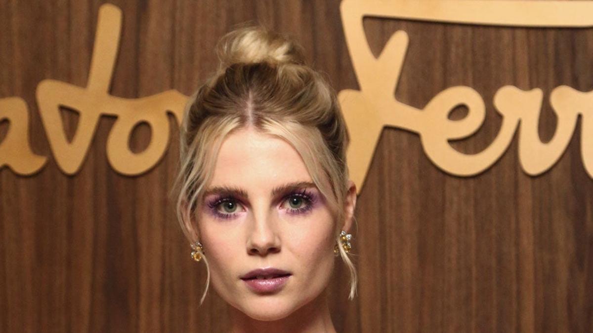 Lucy Boynton suele lucir unas pestañas de muñeca que nos encantan