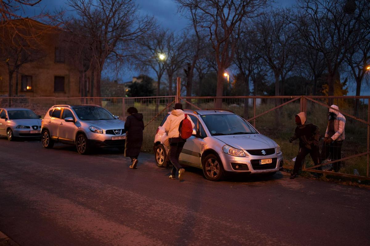 Algunos de los ocupantes de Can Bofí Vell dejan el inmueble para ser trasladados a otros recursos asistenciales