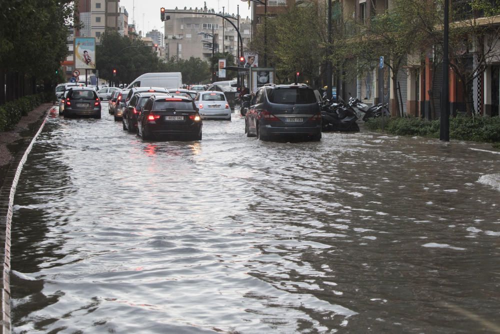 Tromba de agua que ha inundado la avenida Serrería en València.