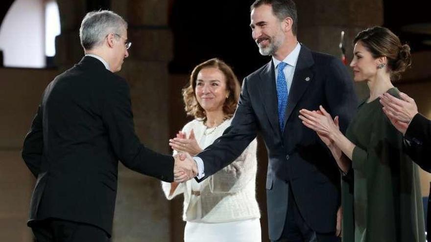 El conselleiro de Economía, Francisco Conde, felicitado por el Rey.