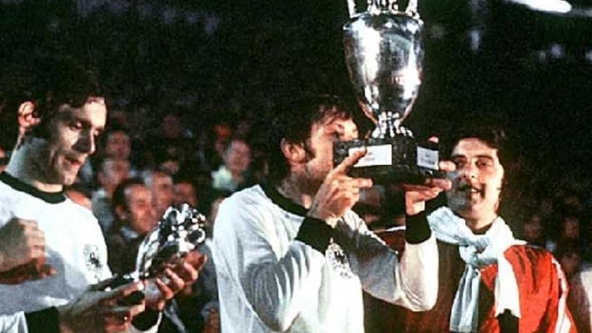 Panenka, besando la Eurocopa conquistada en Belgrado