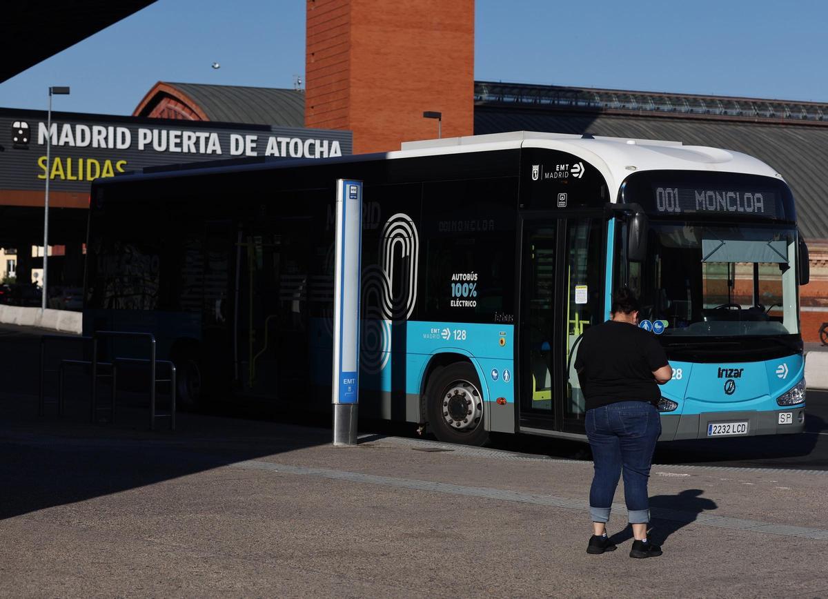 Un autobús de la línea 001 de la EMT de Madrid.