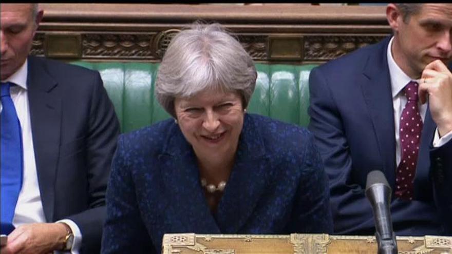 Las dimisiones acrecientan la crisis del Gobierno de Theresa May