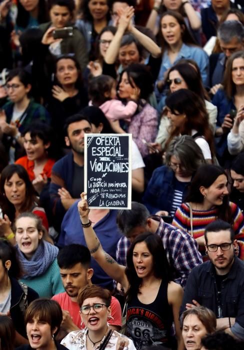 Cientos de personas claman en València contra ...