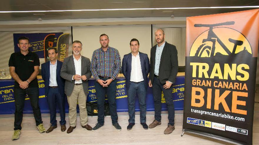 Organizadores y políticos durante el acto de presentación.