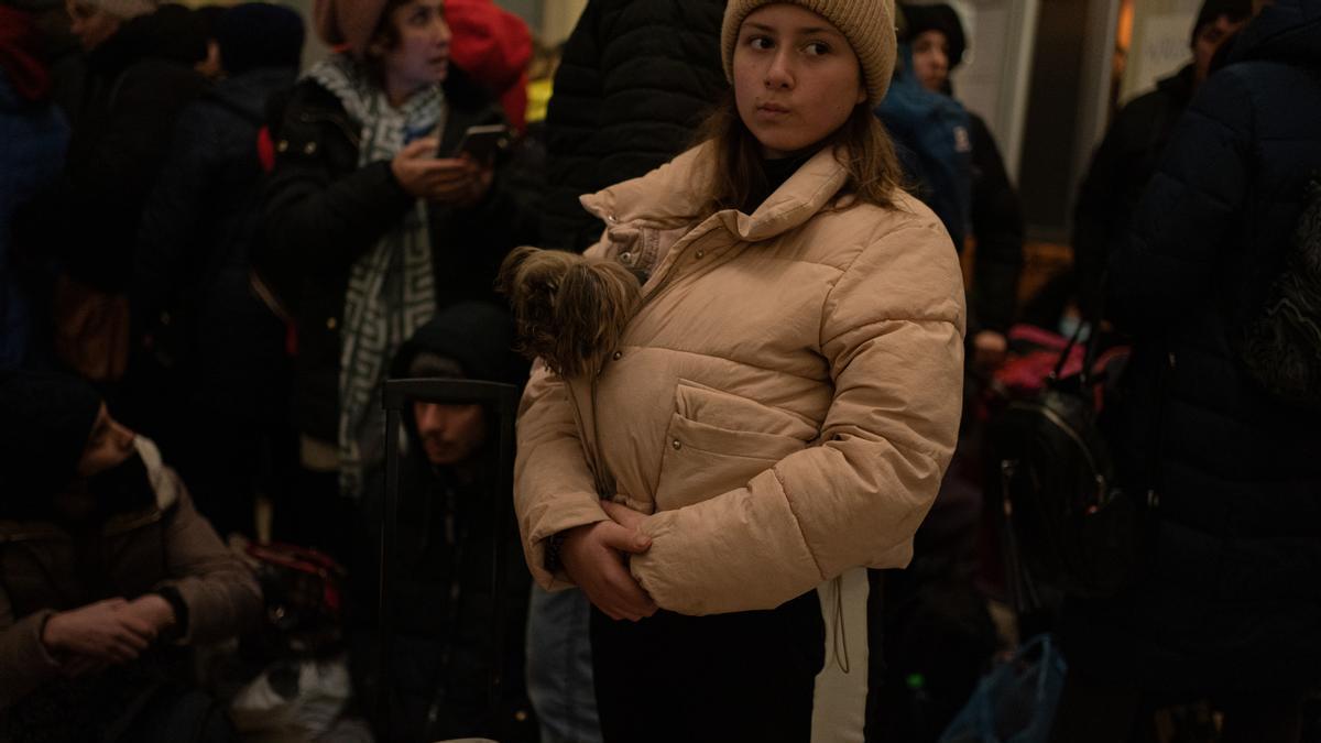 Una joven con su mascota en la estación de Przemysl, cinco días después del inicio de los ataques por parte de Rusia en Ucrania, en la madrugada del 28 de febrero al 1 de marzo de 2022, en Przemysl (Polonia).