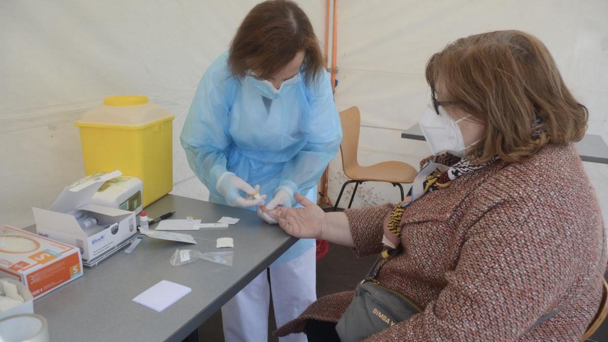 Una mujer se somete a las pruebas para detectar el Covid-19. // R. Vázquez