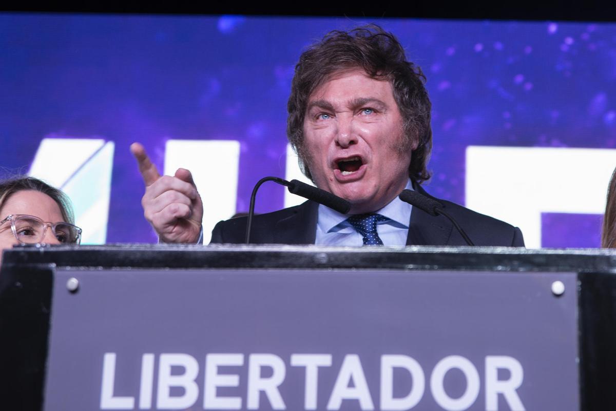 El economista ultraliberal Javier Milei habla durante un mitin tras conocer los resultados de las primarias este lunes en Buenos Aires (Argentina).