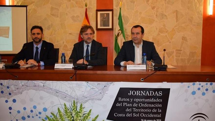 El alcalde de Ojén, José Antonio Gómez; el consejero José Fiscal; y el delegado del gobierno andaluz, José Luis Ruiz Espejo
