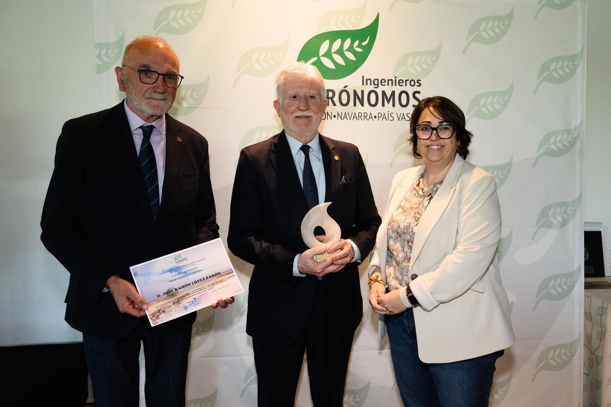 Jose Ramón López ha recibido el galardón Antonio Esteban 2026 de manos del decano, Jesús Ángel Betrán, y la consejera de Agricultura, Arancha Simón.