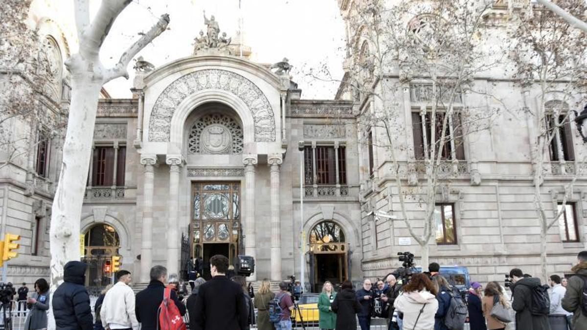 El frontal de l'Audiència de Barcelona plena de periodistes