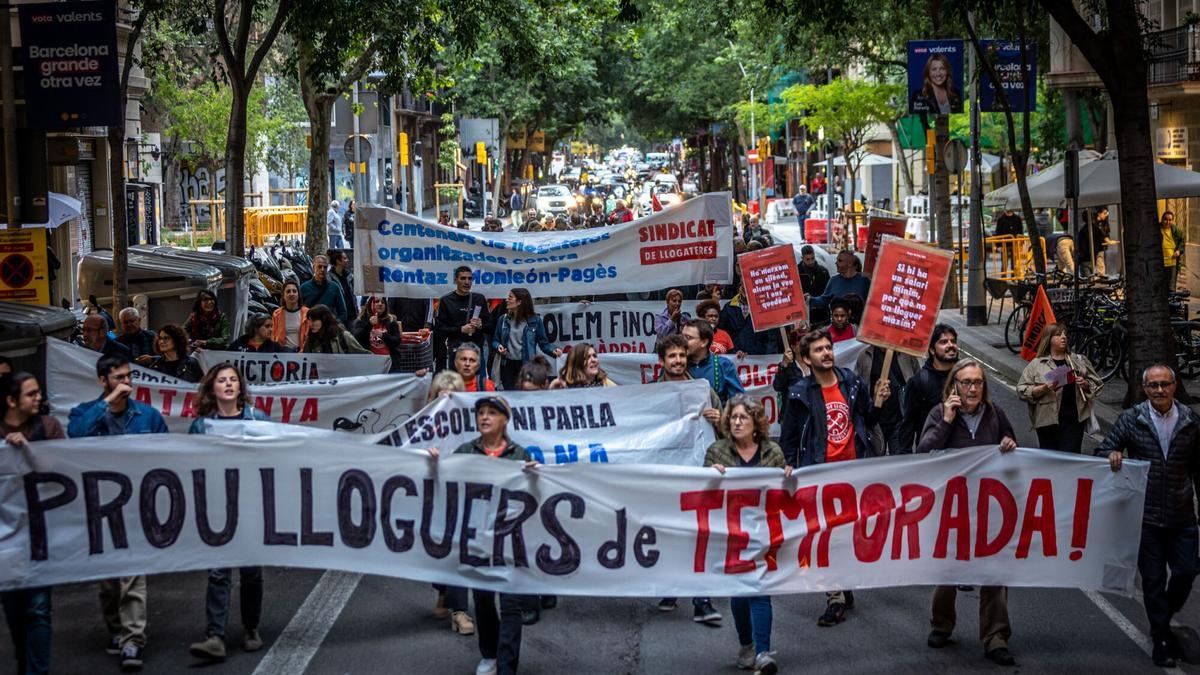 Vecinos protestando en Barcelona contra los alquileres de temporada
