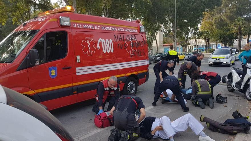 Uno de los vehículos sanitarios del cuerpo durante un accidente de tráfico.