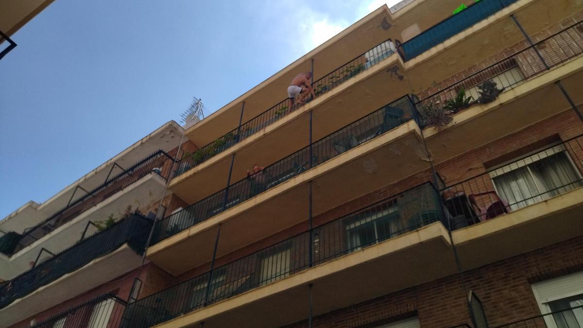 El joven tras alcanzar trepando por la fachada el cuarto piso, desde donde amenazaba con saltar al vacío