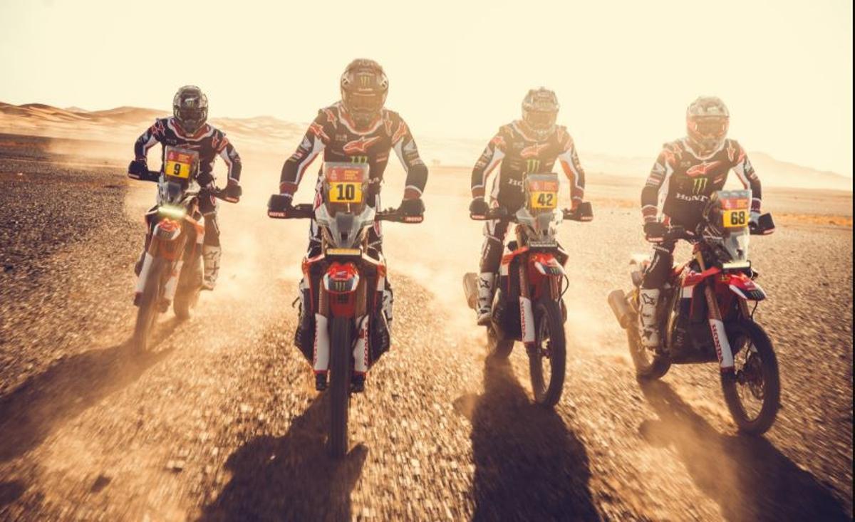 Tosha Schareina, a la derecha, junto a sus tres compañeros de equipo.