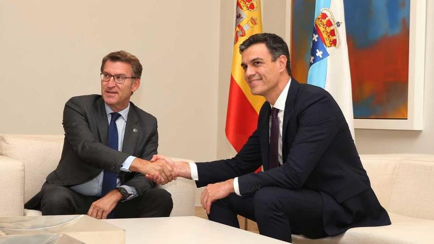 Alberto Núñez Feijóo y Pedro Sánchez, al comienzo de su reunión en Moncloa.