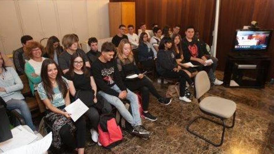 Los estudiantes abarrotan el espacio para el público en la sala de vistas.