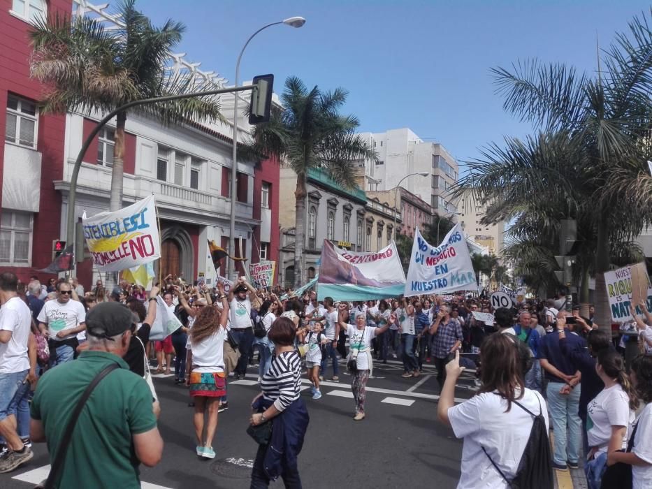 Manifestación contra la ampliación del muelle de Agaete