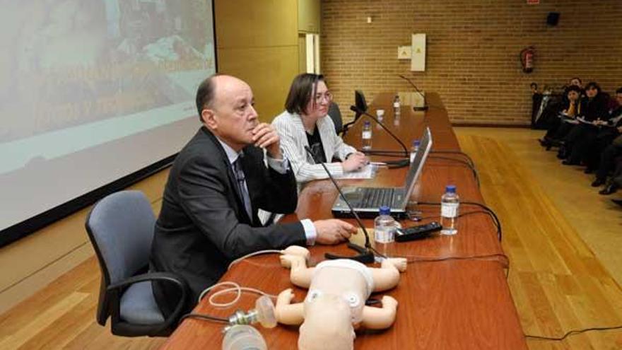 José María Martinón Sánchez, jefe de la UCI de Pediatría del Complejo Hospitalario de Santiago, y Pilar Muñoz, delegada de AEPNAA en Galicia.