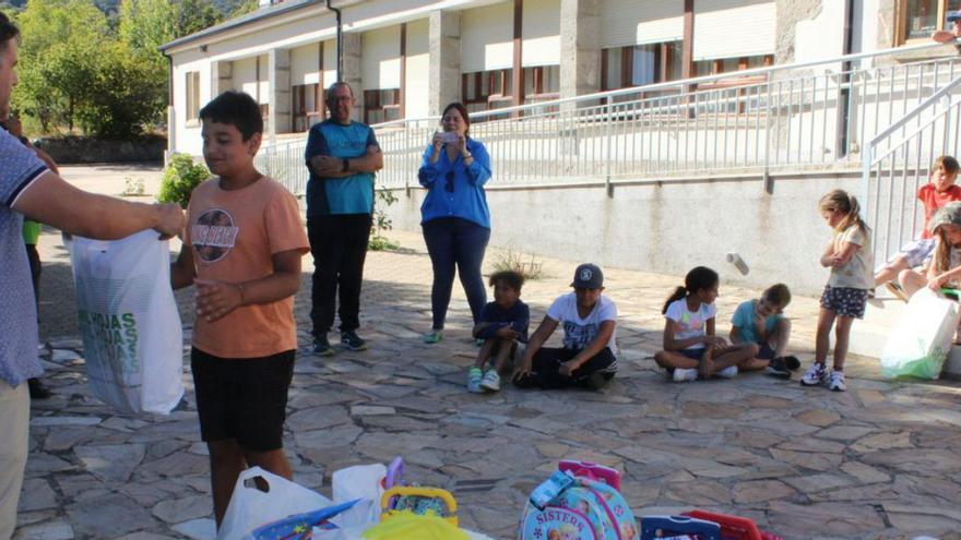 Entrega de material escolar a los jóvenes como regalo de fin de campamento. | A. S.