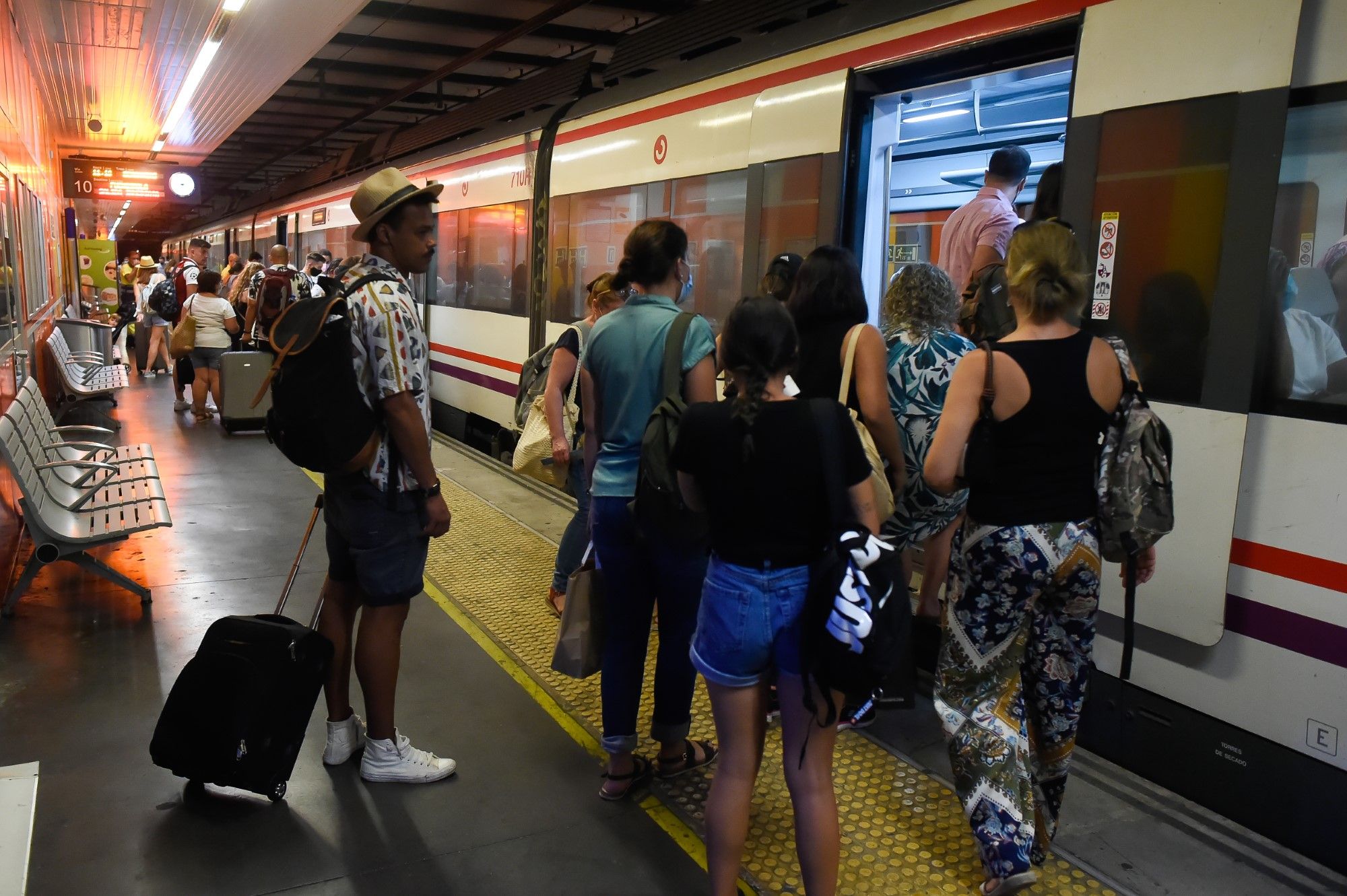 Ya se pueden adquirir los nuevos abonos gratuitos del Cercanías en la estación María Zambrano