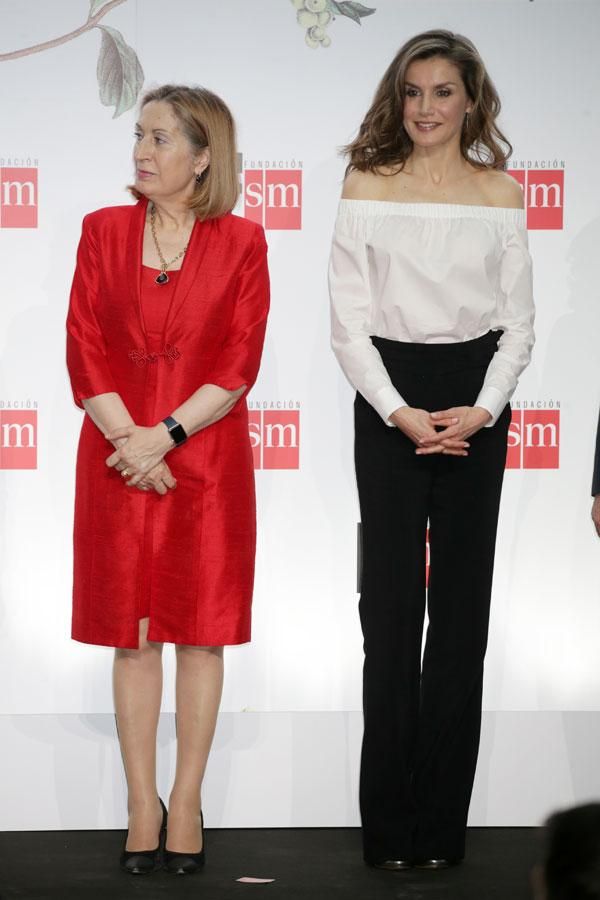 Letizia Ortiz con blusa con escote barco de Hugo Boss y pantalones de Uterqüe