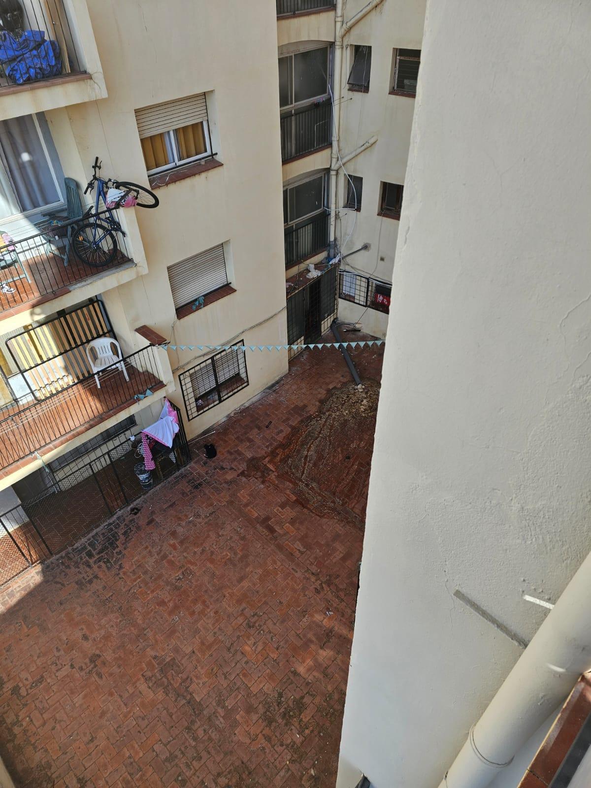 Les aigües fecals, en el pati interior.