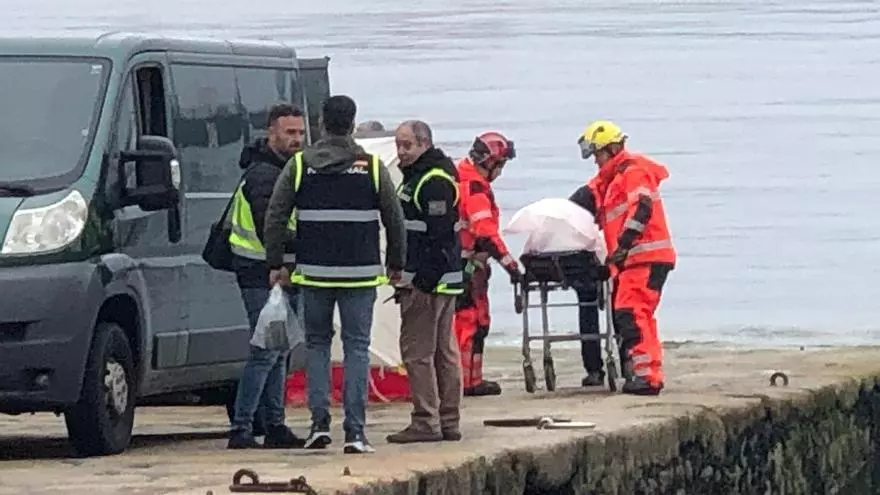 Hallan el cadáver de un hombre encadenado y sumergido en el puerto de Ribeira, A Coruña