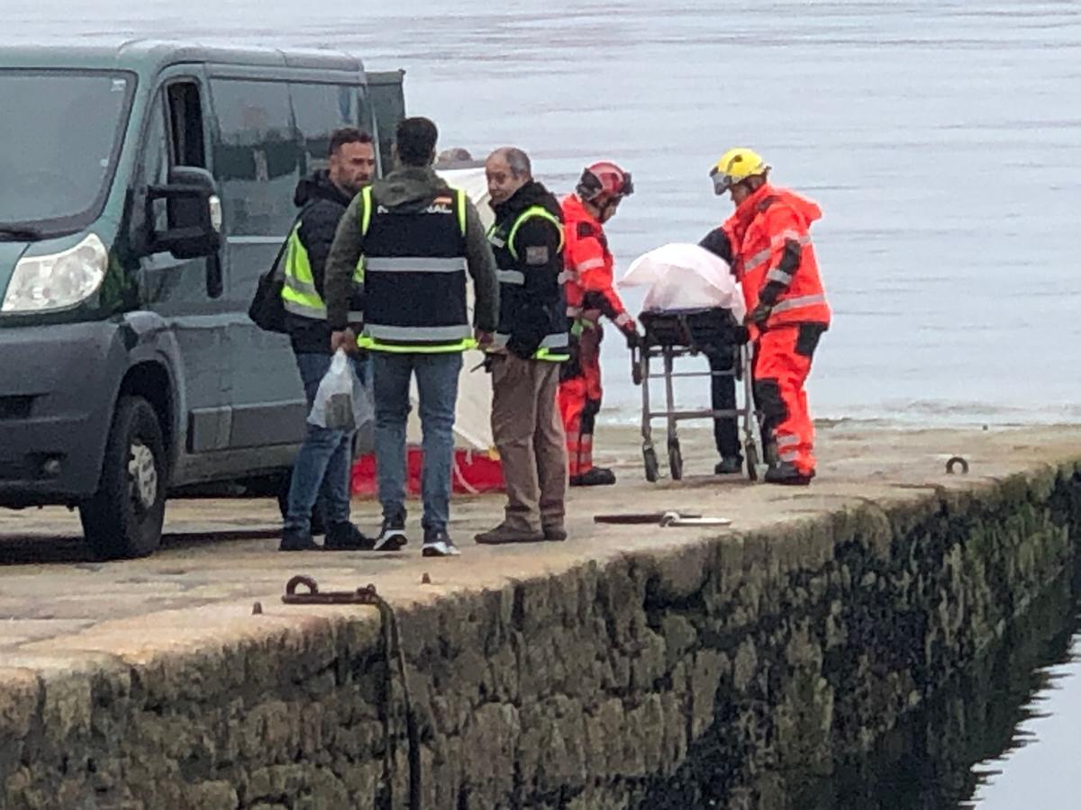 Momento en el que los servicios de emergencia y la Policía Judicial levantan el cadáver encontrado este martes en Ribeira
